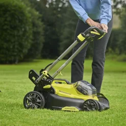 Outlet Ryobi PLÆNEKLIPPER AKKU 18V MED BATTERI OG LADER